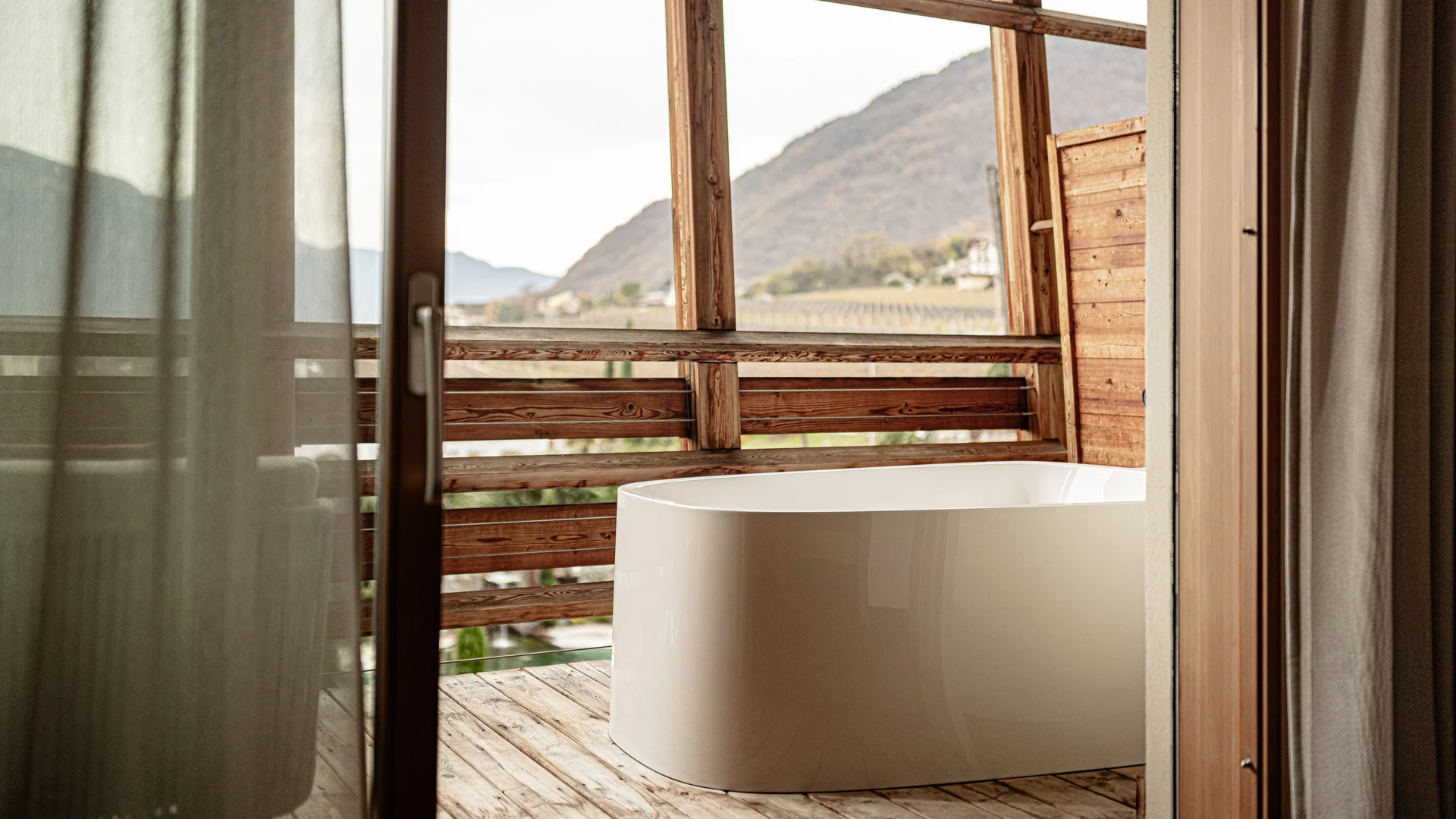 SEELEITEN Lake Spa Hotel: Ihr Wellnesshotel in Südtirol Whirlpool Balkon Wellness Hotel Südtirol