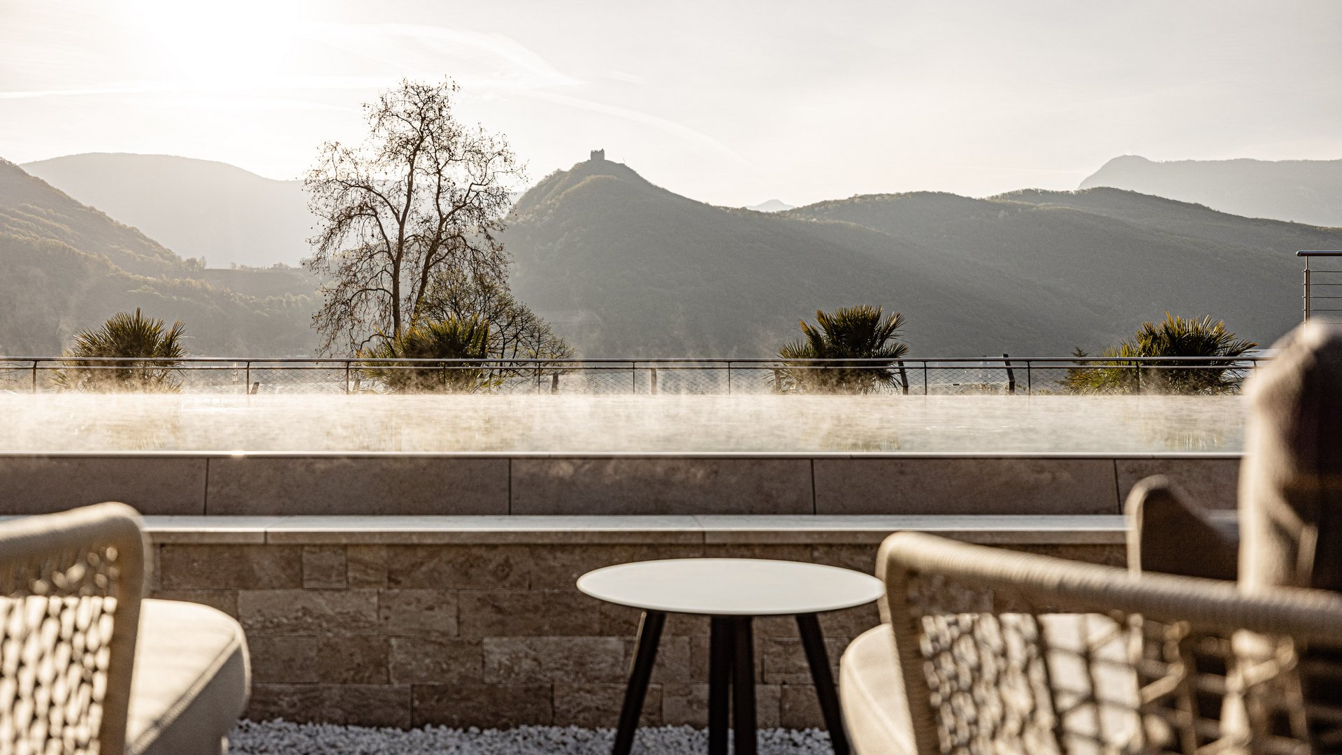 Ausblick Infinitypool Wellness Leuchtenburg Dolomiten