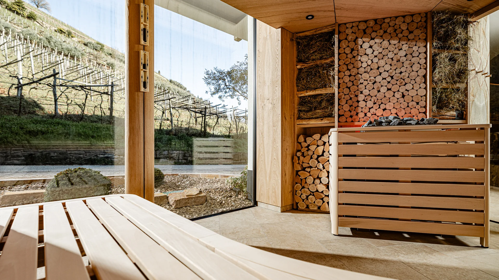 SEELEITEN Lake Spa Hotel: Ihr Wellnesshotel in Südtirol Bio-Heusauna mit Ausblick auf Römigberg im Spa Bereich SEELEITEN